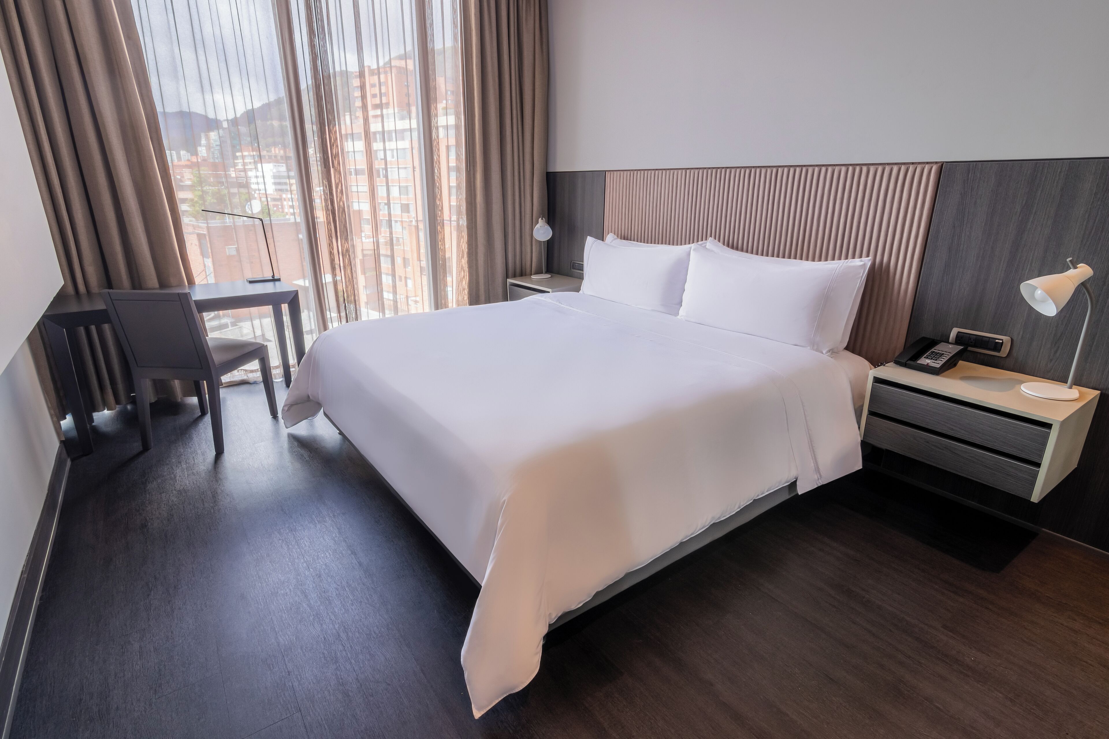 ห้องซูพีเรีย | ผ้าปูที่นอนฝ้ายอียิปต์, เครื่องนอนระดับพรีเมียม, ผ้านวมขนเป็ด, มินิบาร์