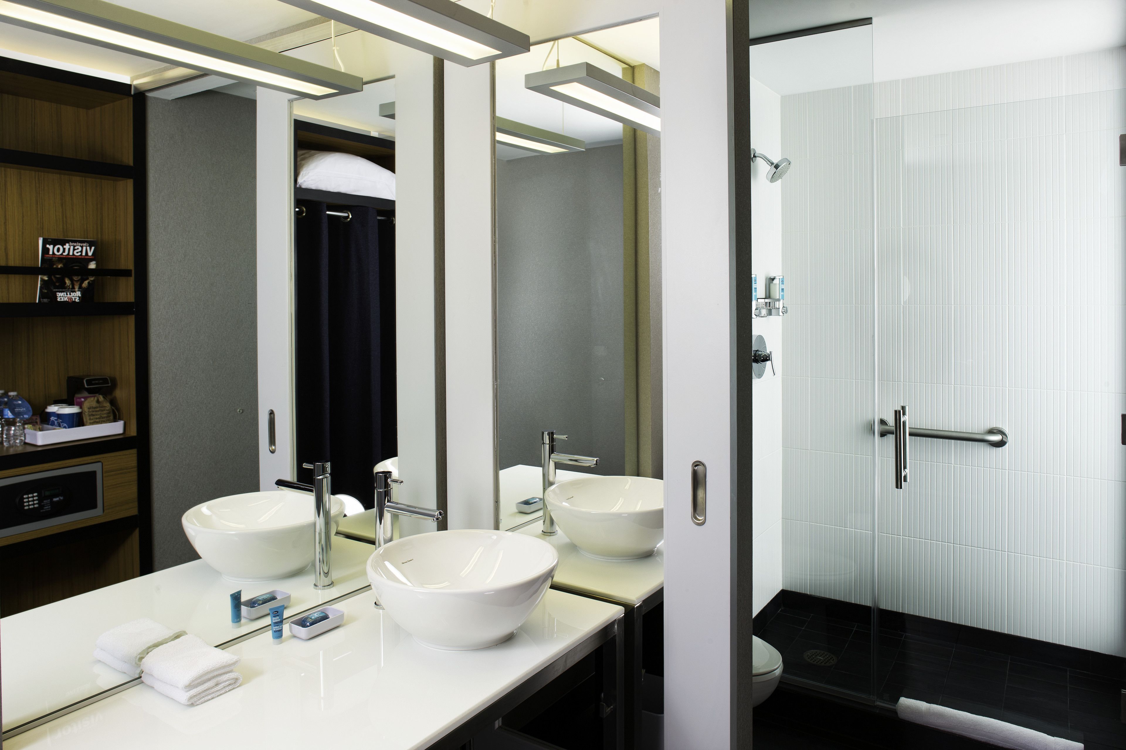 shower, hydromassage showerhead, free toiletries, hair dryer