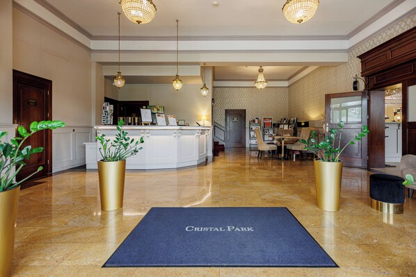 Lobby - Hotel Cristal Park (Dabrowa Tarnowska)