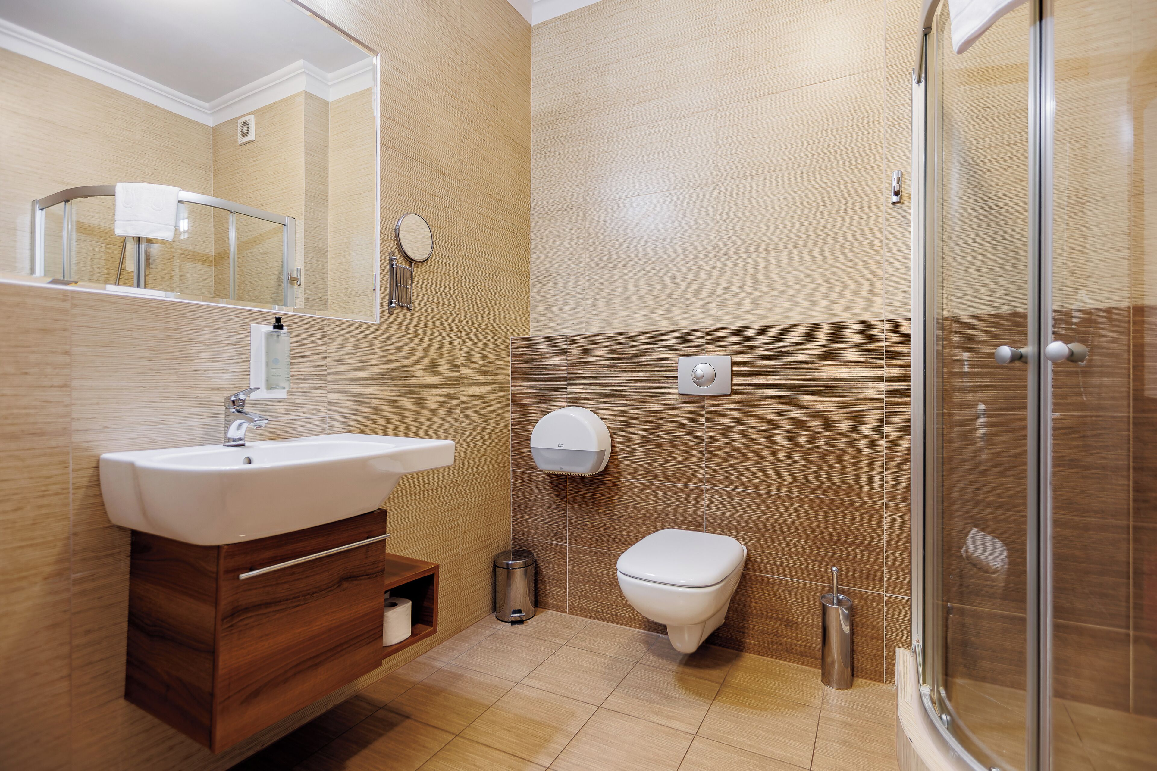 standard double room | bathroom | shower, free toiletries, hair dryer, towels
