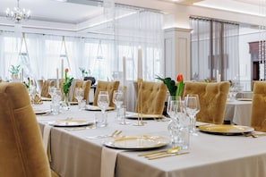 Breakfast, lunch, dinner served; alfresco dining