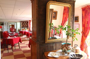 Daily buffet breakfast (EUR 9 per person)