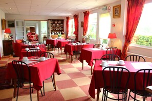 Esmorzar diari d'estil bufet (9 EUR per persona) 