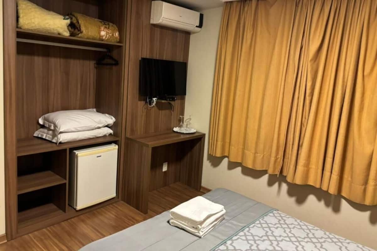 Habitación doble económica | Ropa de cama hipoalergénica, minibar, escritorio y cortinas blackout