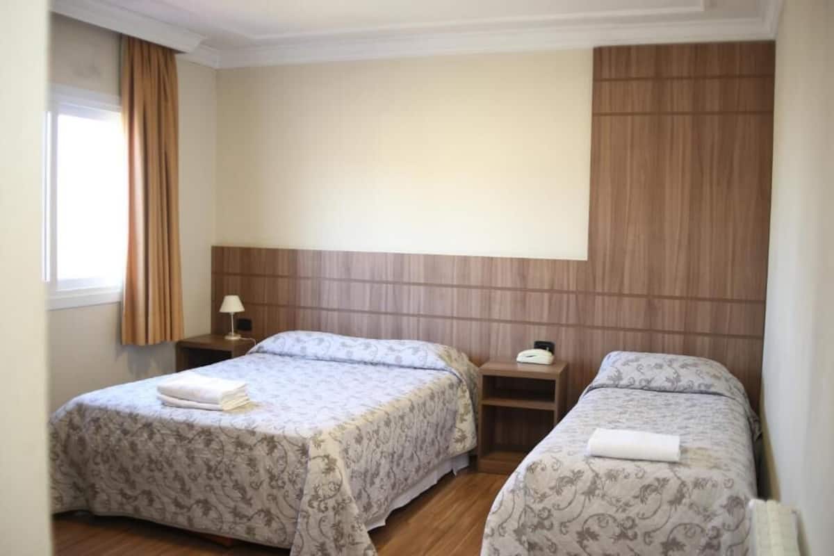 Habitación triple estándar | Ropa de cama hipoalergénica, minibar, escritorio y cortinas blackout