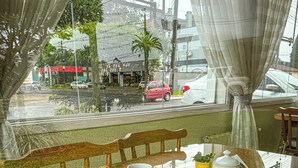 A dining area with a table set for breakfast, including toast, eggs, and coffee. - Pousada Serra Valle (Gramado)