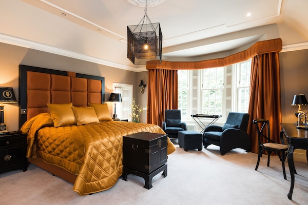 Egyptian cotton sheets, premium bedding, in-room safe