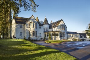 A large, stately building with multiple towers and a prominent entrance. - Cairn Lodge (Auchterarder)
