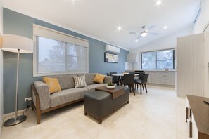 Garden Villa (2 Bedroom) | Living area | Flat-screen TV - Alivio Tourist Park Canberra (O'Connor)