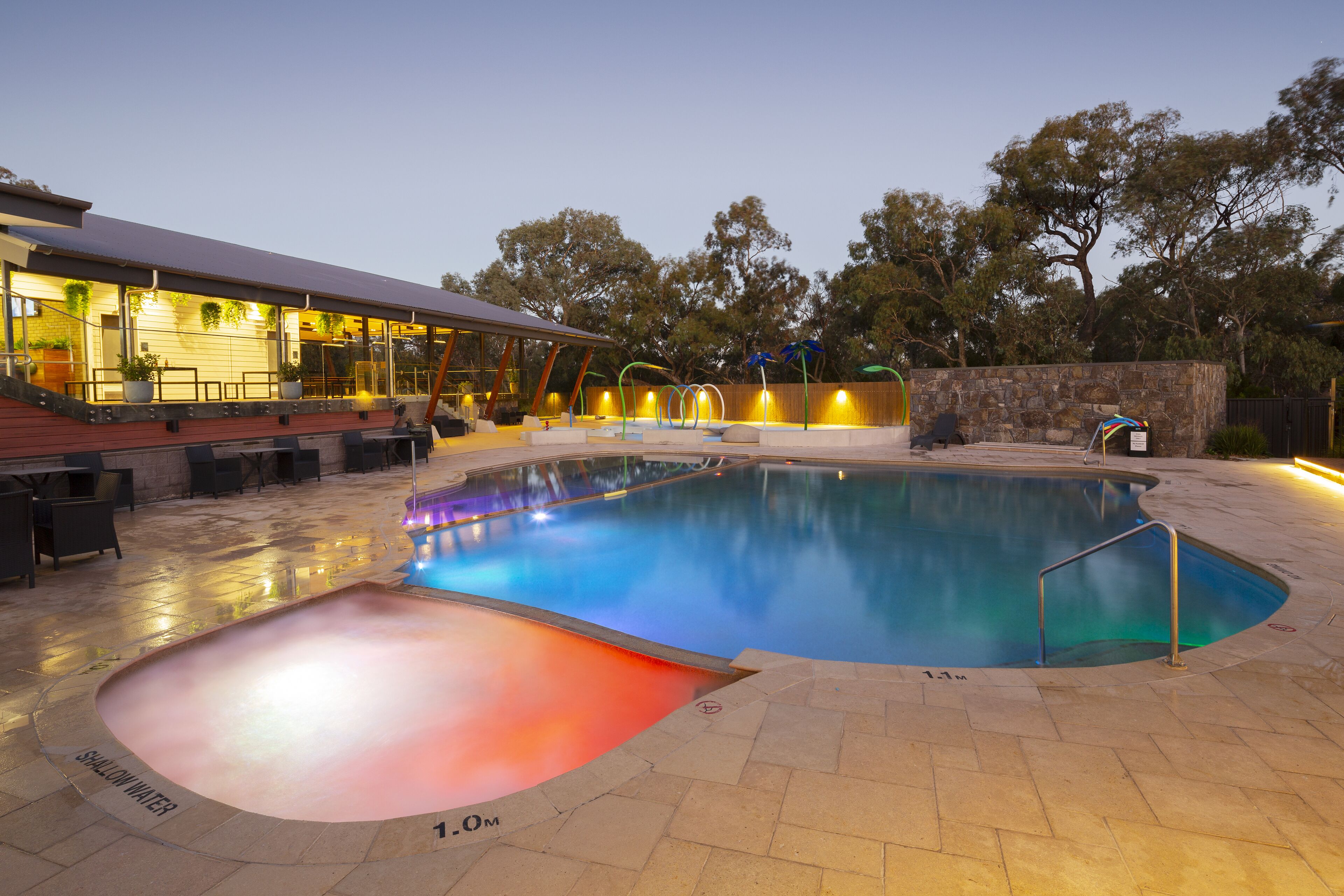 2 utendørsbassenger, bassengparasoller og solsenger