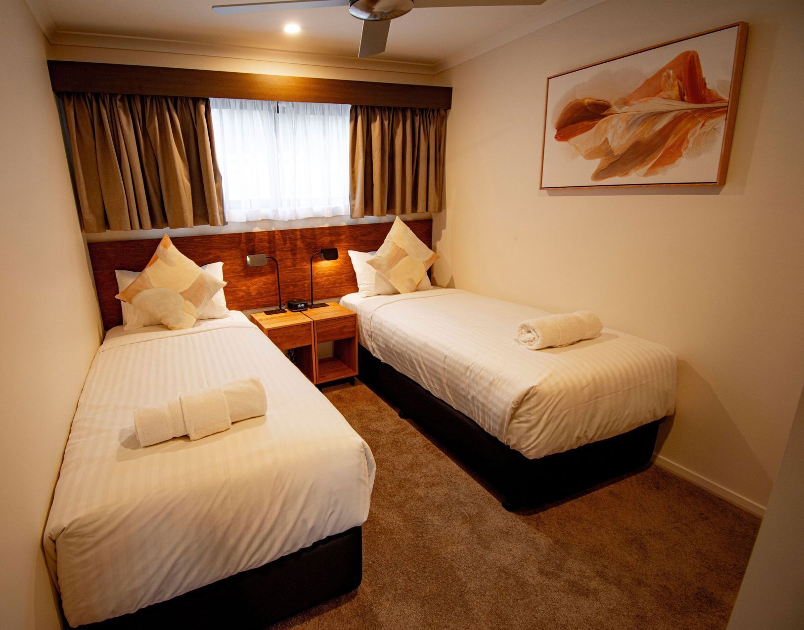 Seterika/papan seterika, Wi-fi percuma, cadar katil 