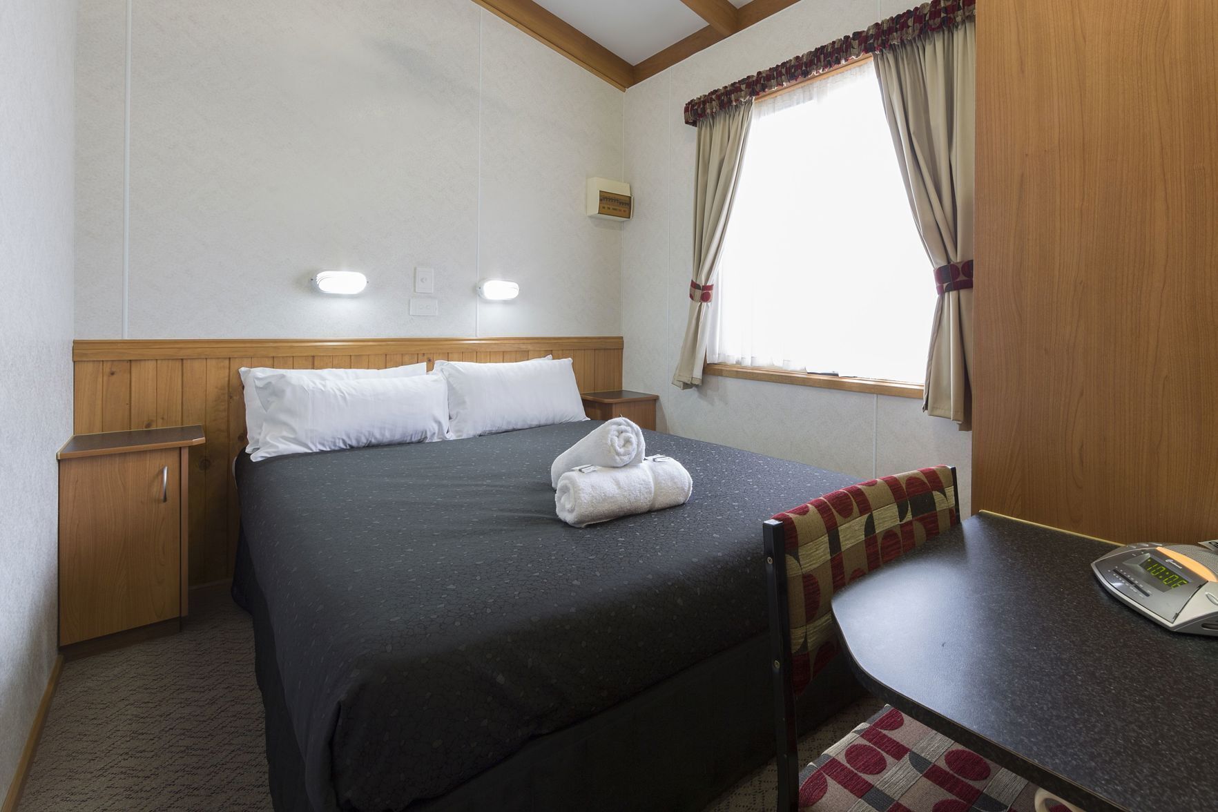 Seterika/papan seterika, Wi-fi percuma, cadar katil 