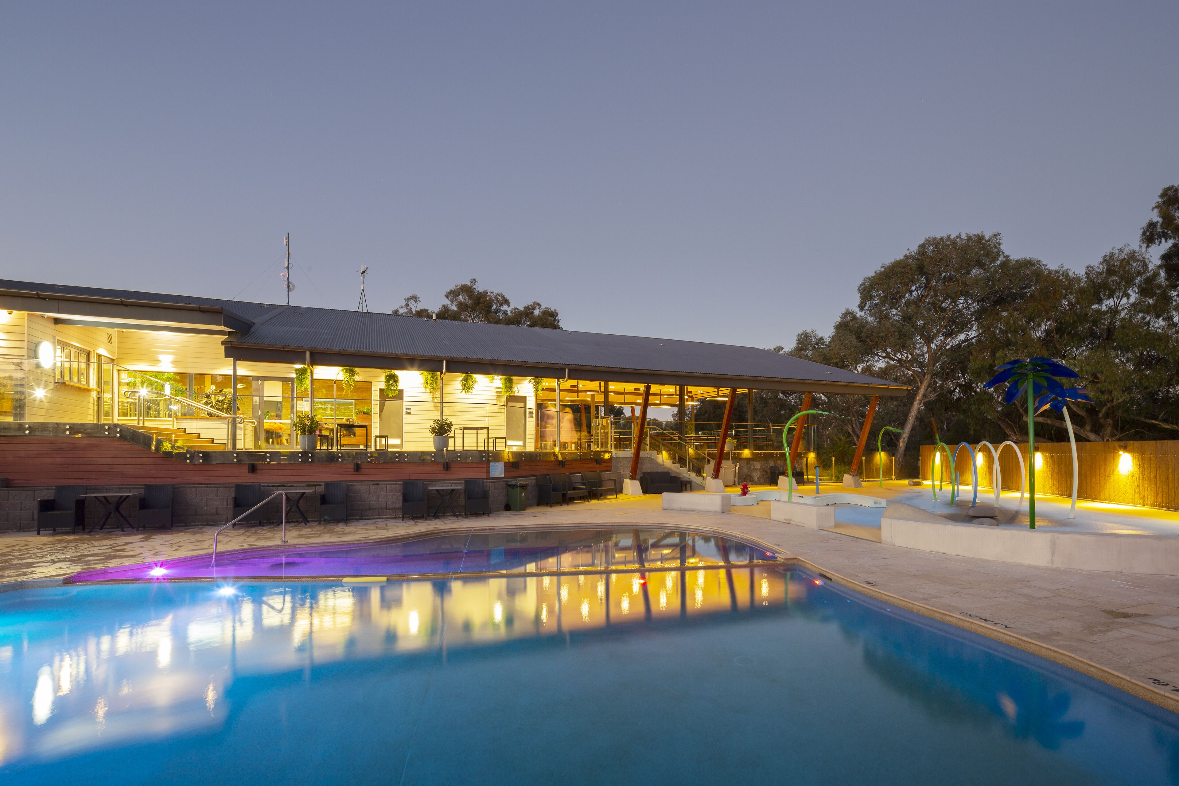 2 hồ bơi ngoài trời, dù/ô trên bãi biển/hồ bơi, ghế dài tắm nắng 