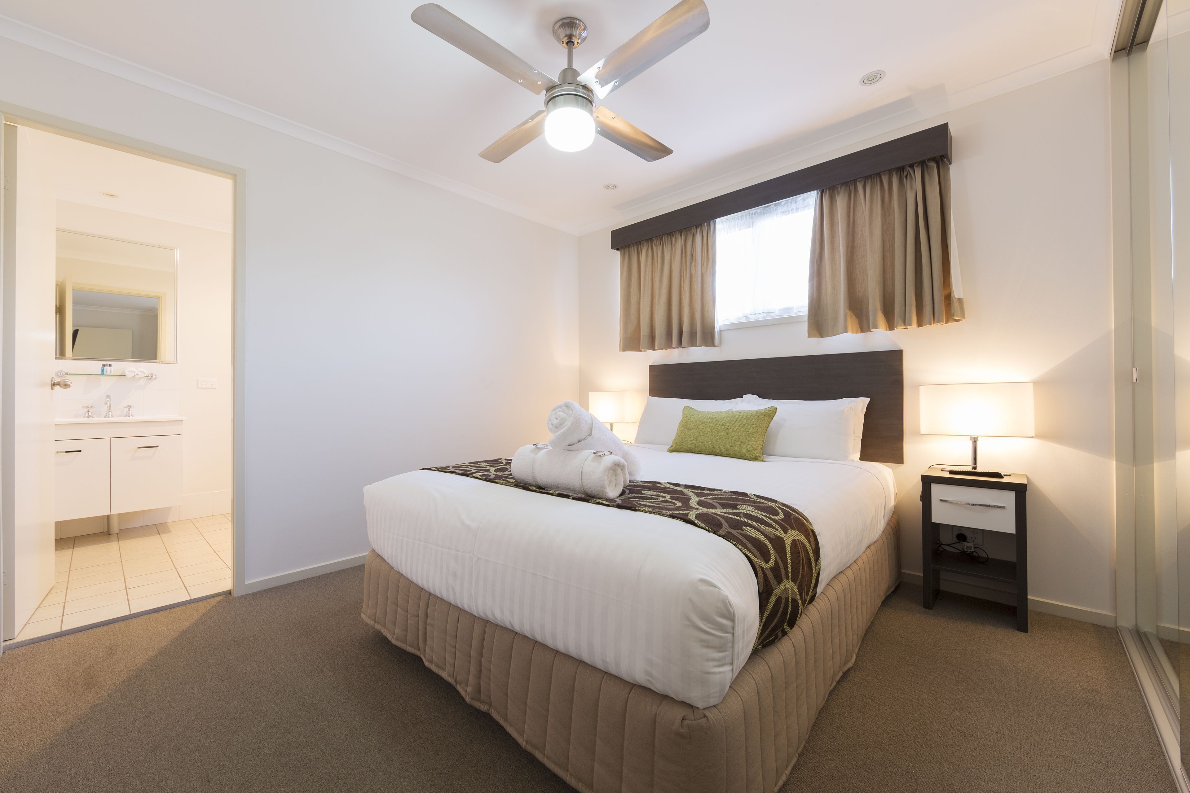 Seterika/papan seterika, Wi-fi percuma, cadar katil 