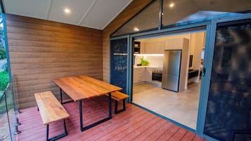 Villa, 2 Schlafzimmer, Küche (Boronia Villa - withTesla EV chargers) | Balkon