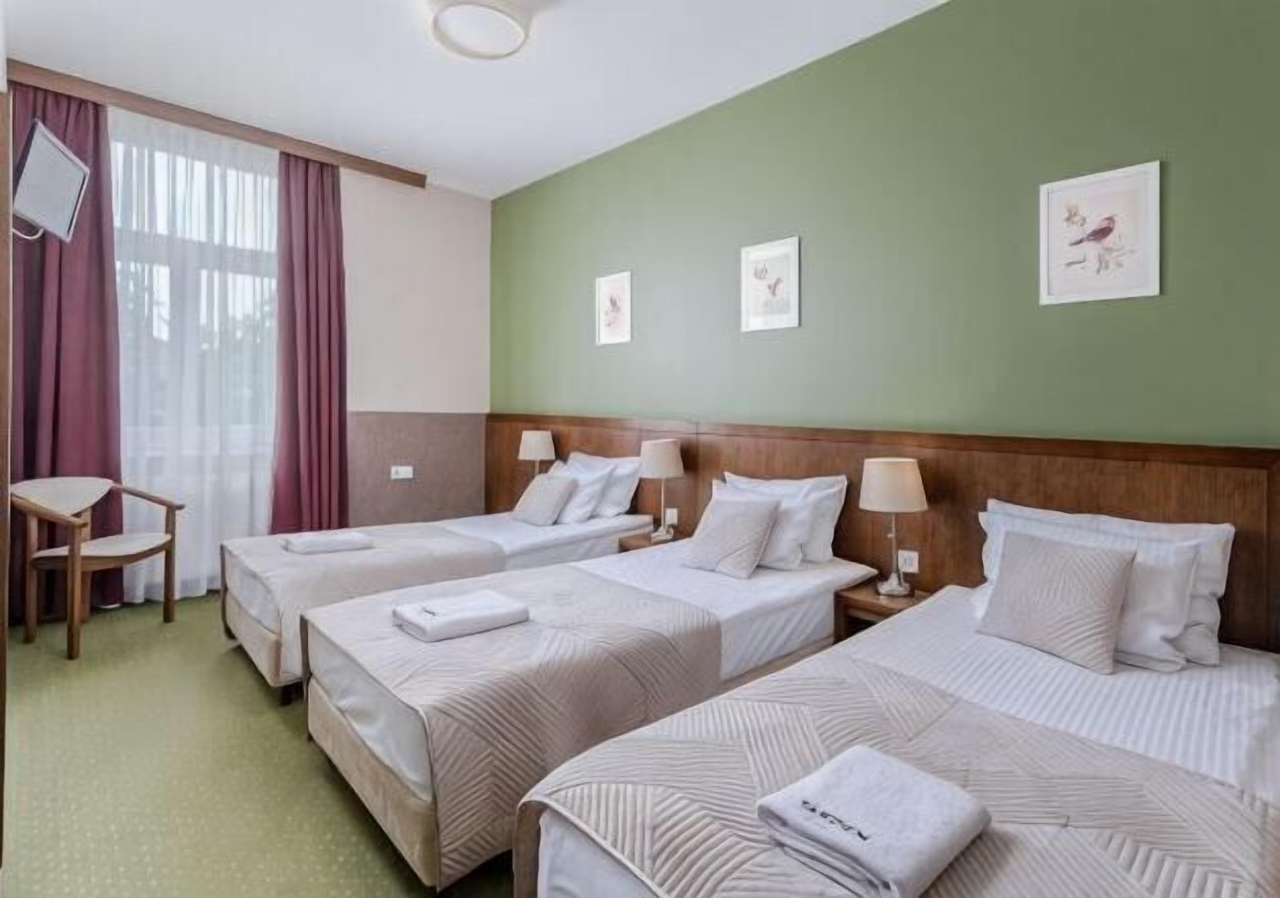 セーフティボックス (室内)、デスク、防音設備、アイ  ロン / アイロン台