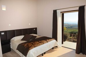 Kamar Deluks, 2 Tempat Tidur Twin | Brankas, tirai kedap cahaya, Wi-Fi gratis, dan seprai linen