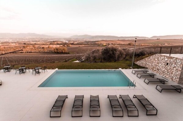 Una piscina techada, sillones reclinables de piscina