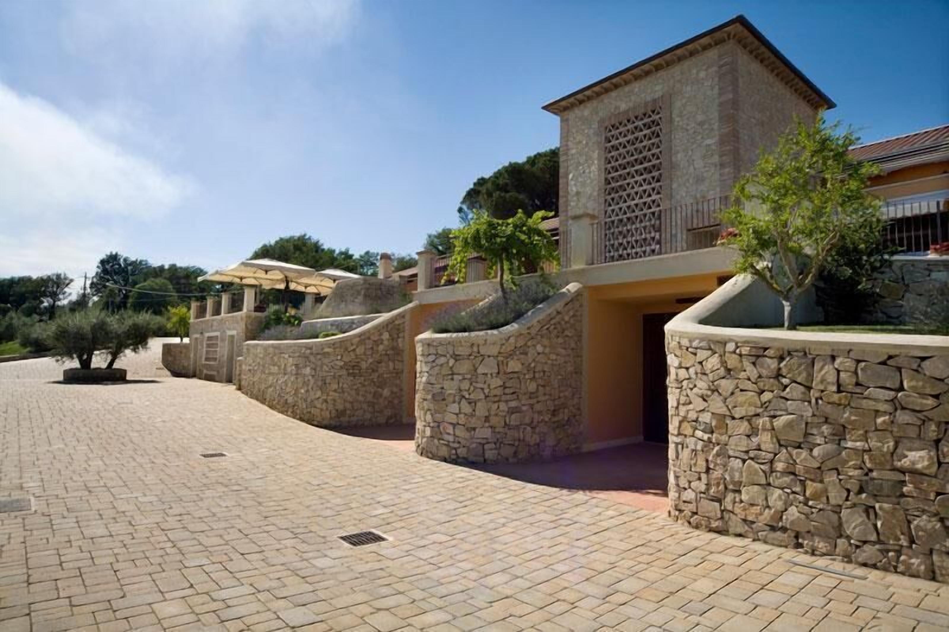 Un bâtiment aux murs de pierre, doté d’un toit plat et d’une fenêtre à croisillons.