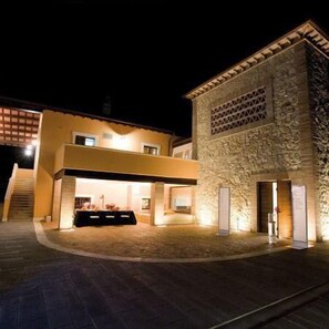 Fachada de la propiedad por la tarde o noche