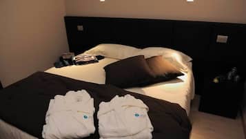 Zimmersafe, VerdunkelungsvorhÀnge, kostenloses WLAN, BettwÀsche