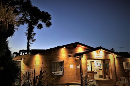 Fachada de la propiedad por la tarde o noche