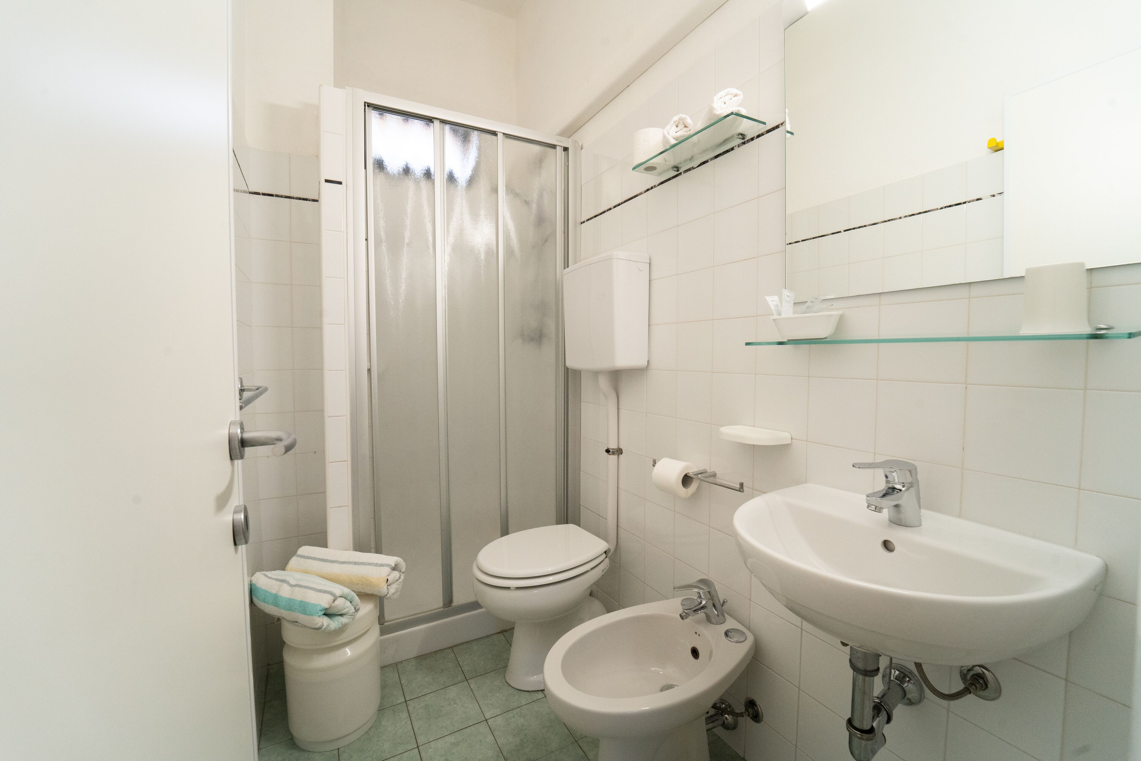 quadruple room | bathroom | shower, free toiletries, hair dryer, bidet