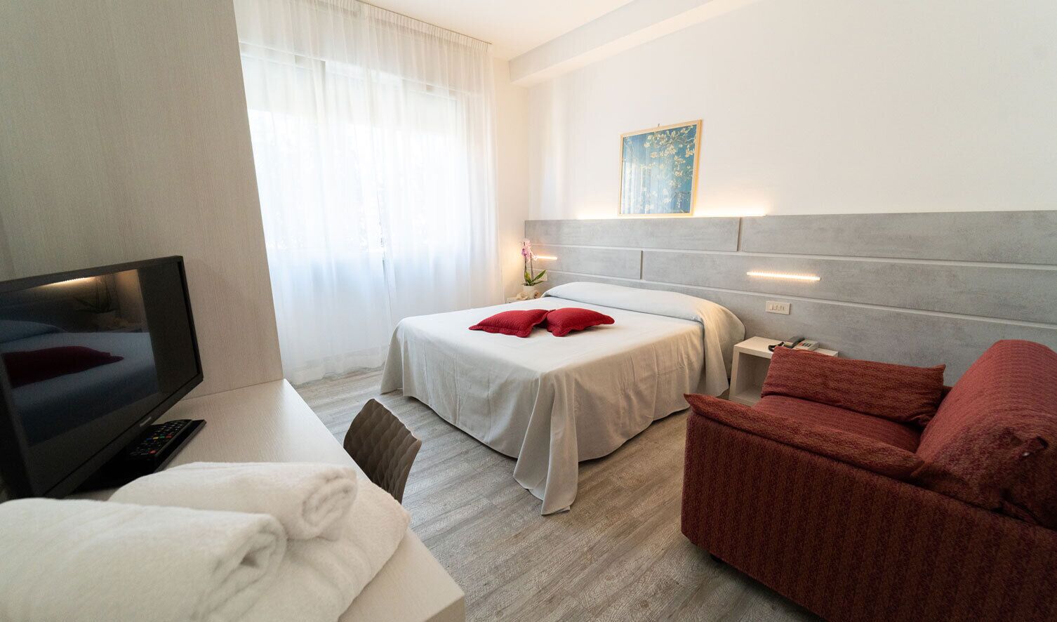 Classic Triple Room | In-room safe, desk, bed sheets