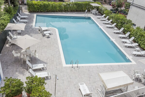 Piscine extérieure, parasols, chaises longues