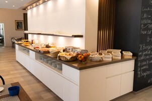 Se sirven desayunos, almuerzos, cenas y cocina italiana 