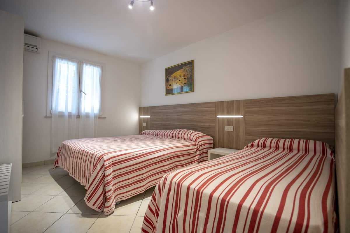 Habitación familiar, 2 habitaciones, habitaciones comunicadas | Caja fuerte, escritorio, ropa de cama