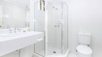 Gratis toiletartikelen, een haardroger, handdoeken, zeep