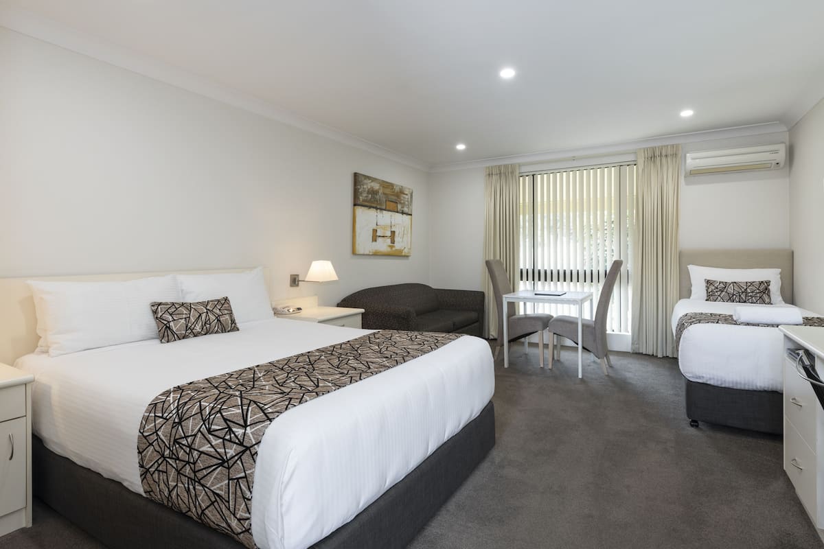1 bedroom, pillow-top beds, desk, laptop workspace
