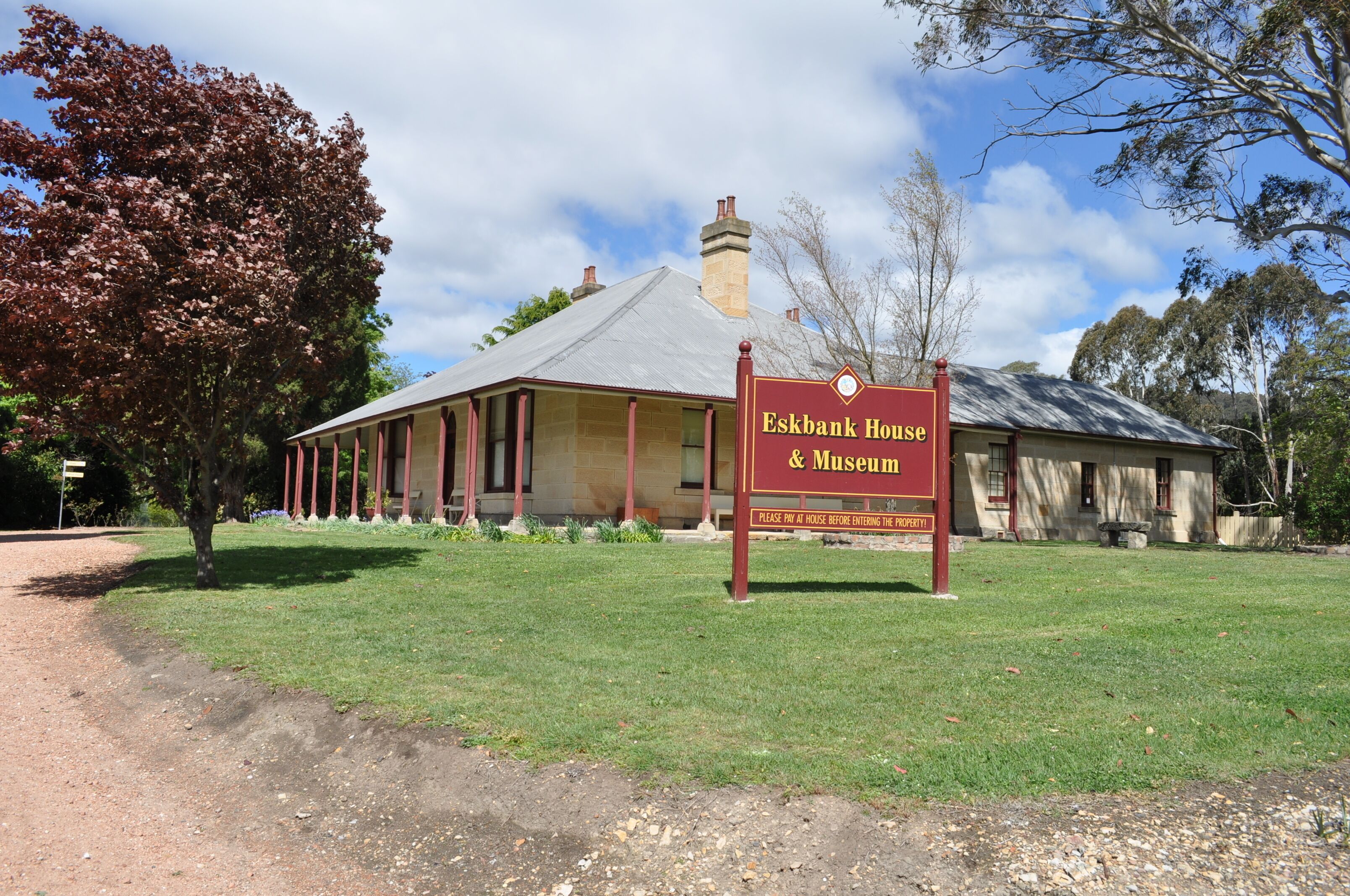 Un edificio con la leyenda "Eskbank House & Museum", con un cartel que indica pagar antes de entrar.