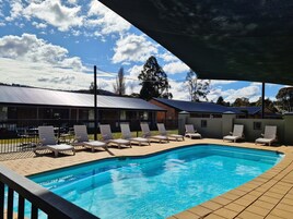 室外游泳池，08:00 至 20:00 开放，日光浴躺椅