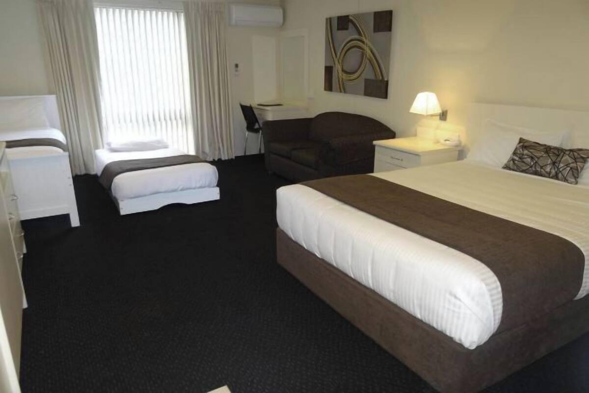 1 多间卧室、加厚床垫、办公桌、笔记本电脑工作区