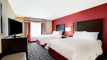 Bureau, rideaux occultants, fer et planche Ă repasser