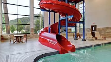 Indoor pool, sun loungers