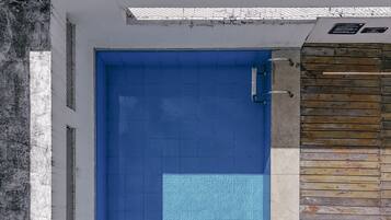 Piscina externa, espreguiçadeiras