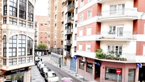 A street view with a pedestrian crossing, a parked car, and buildings with balconies and windows. - Hostal Lucía by gaiarooms (Salamanca)