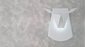 A white, abstract sculpture against a textured grey background. - Hostal Lucía by gaiarooms (Salamanca)