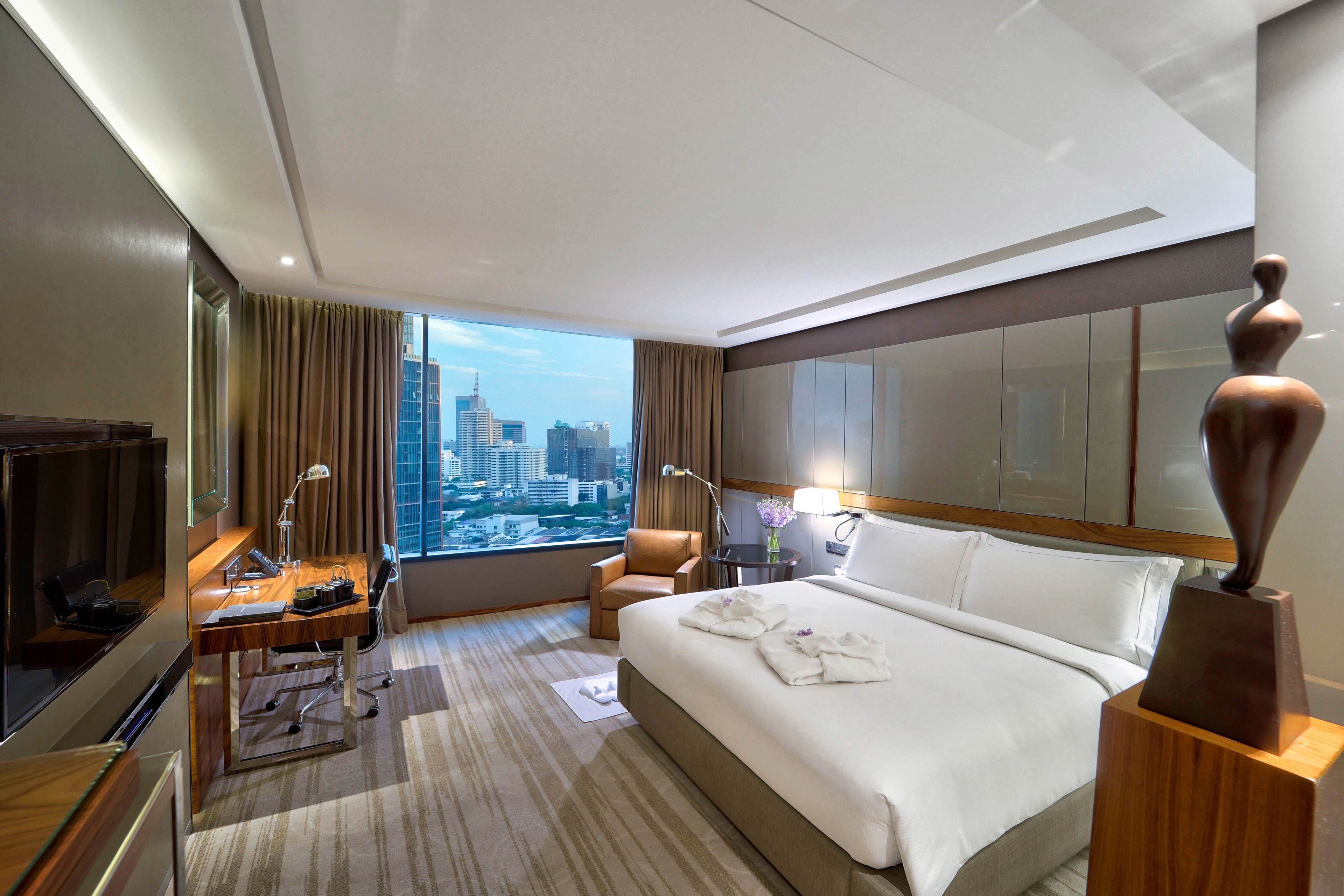 executive room, 1 king bed (premium) | premium bedding, down duvets, pillow-top beds, minibar