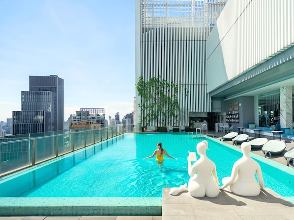 Piscine extérieure, chaises longues