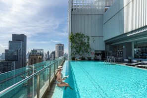 Hồ bơi ngoài trời, mở cửa từ 7:00 đến 19:00, ghế dài tắm nắng 