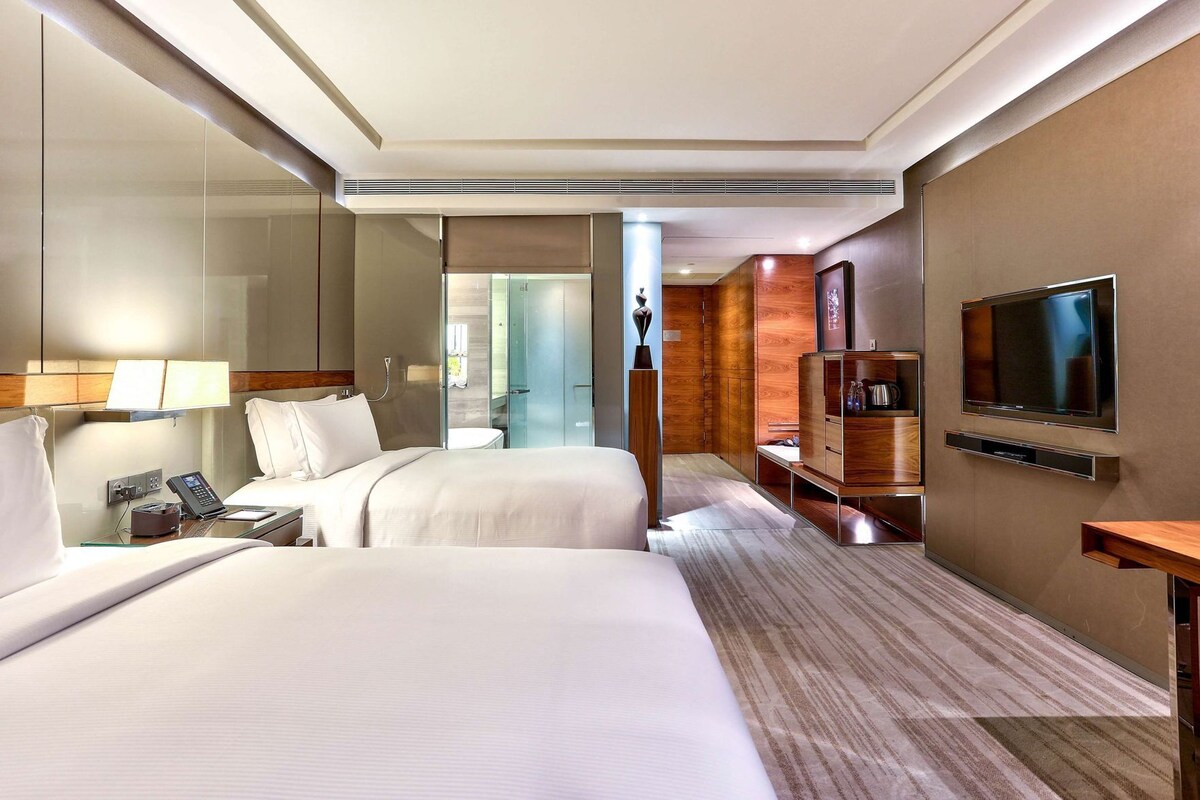 1 bedroom, premium bedding, down comforters, pillowtop beds