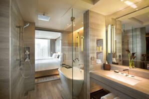 Baignoire et douche séparées, douche à « effet pluie »
