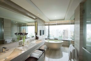 Hilton, Presidential Suite | Bathroom | Separate tub and shower, rainfall showerhead, eco-friendly toiletries - Hilton Sukhumvit Bangkok (Bangkok)