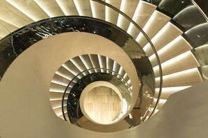 2 ห้องอาหาร, บริการอาหารเช้า อาหารกลางวัน, อาหารเมดิเตอร์เรเนียน