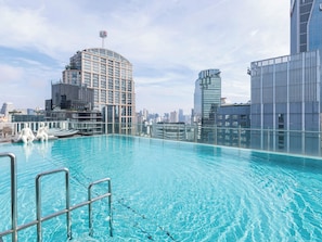 Piscine extérieure, chaises longues