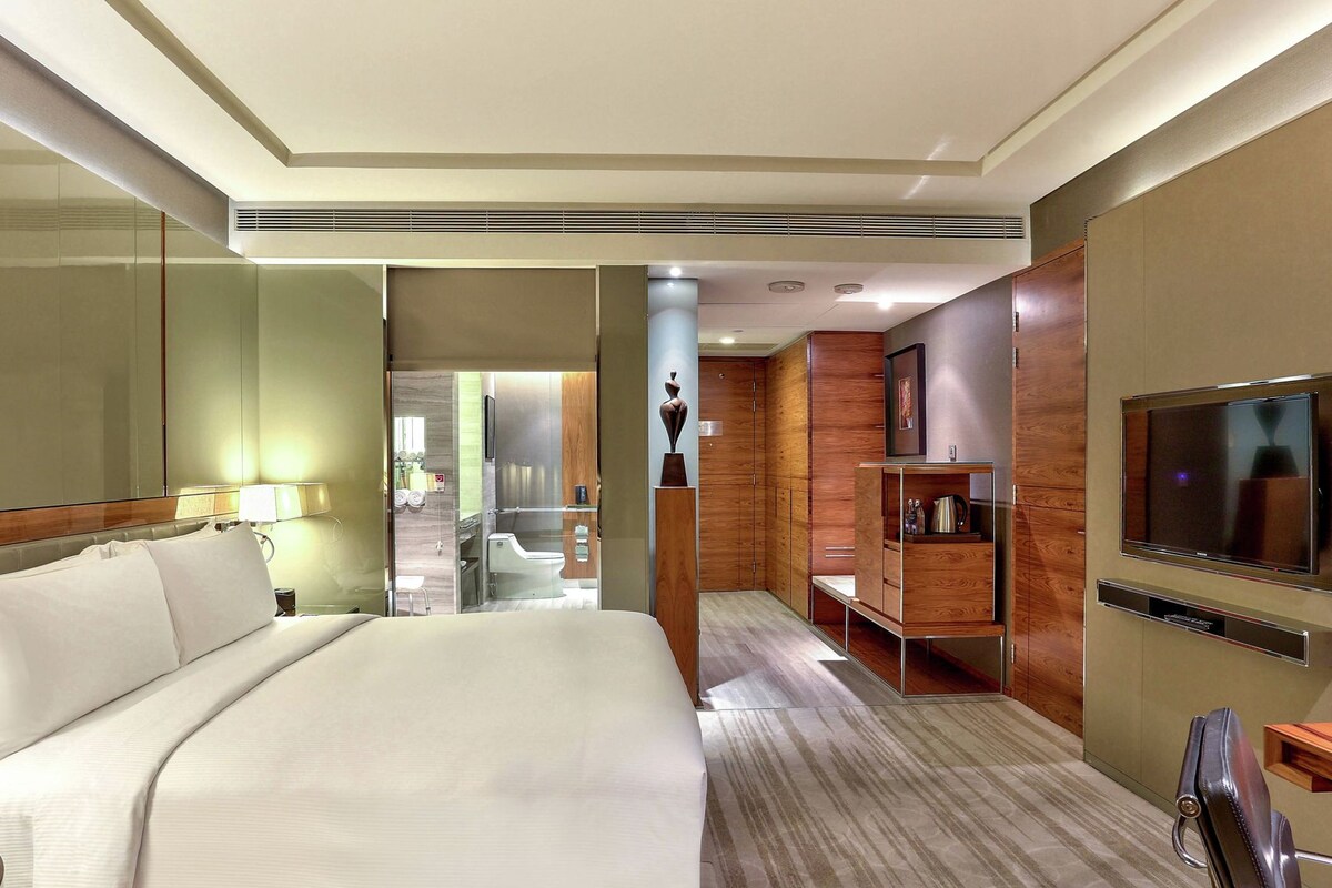 1 bedroom, premium bedding, down comforters, pillowtop beds